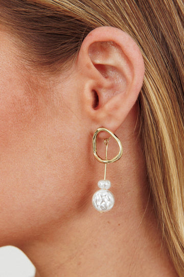 Amelie Drop Earrings in Gold Pearls