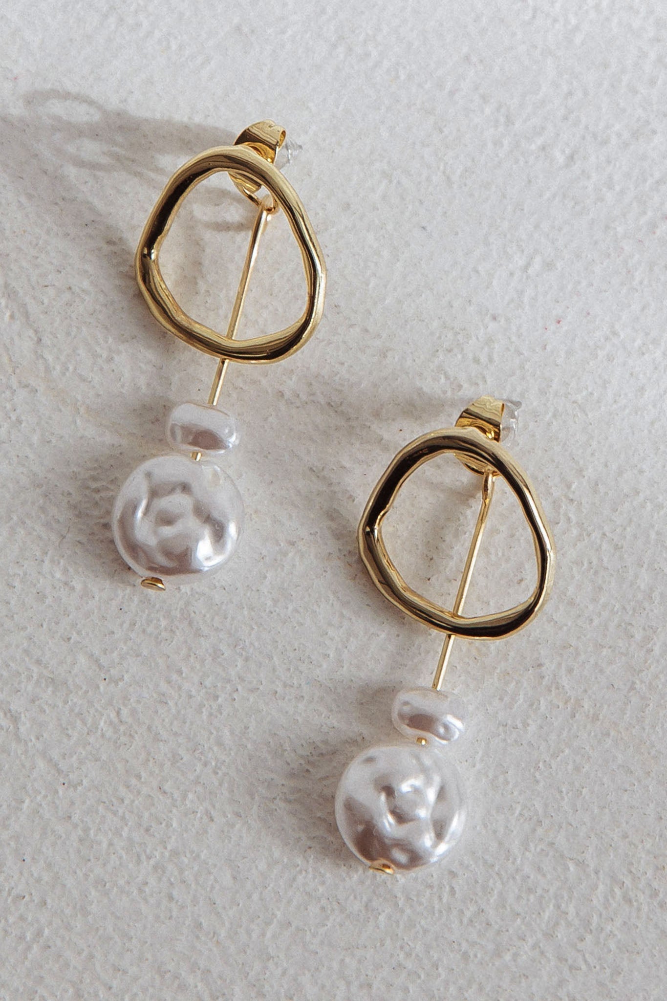 Amelie Drop Earrings in Gold Pearls